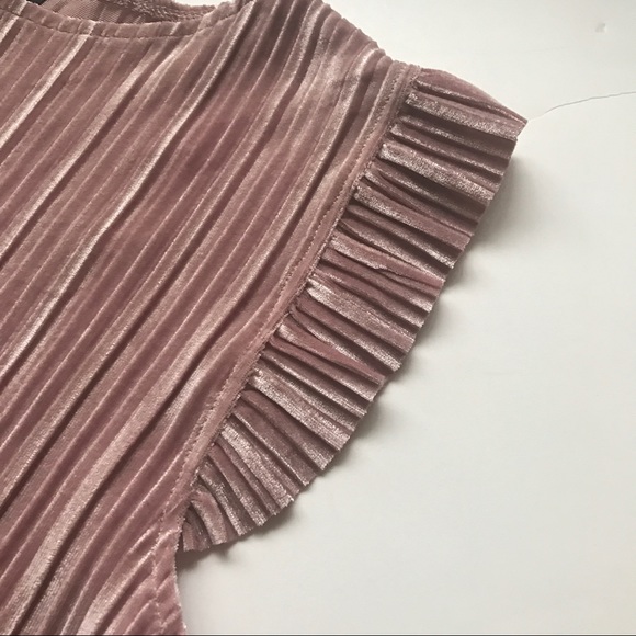 NWT Crushed velvet top with ruffle shoulder - Picture 3 of 8